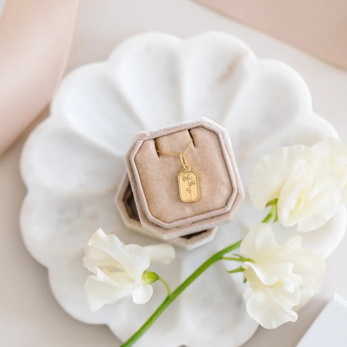 FRAICHE APRIL BIRTH FLOWER NECKLACE - SWEET PEA - GOLD