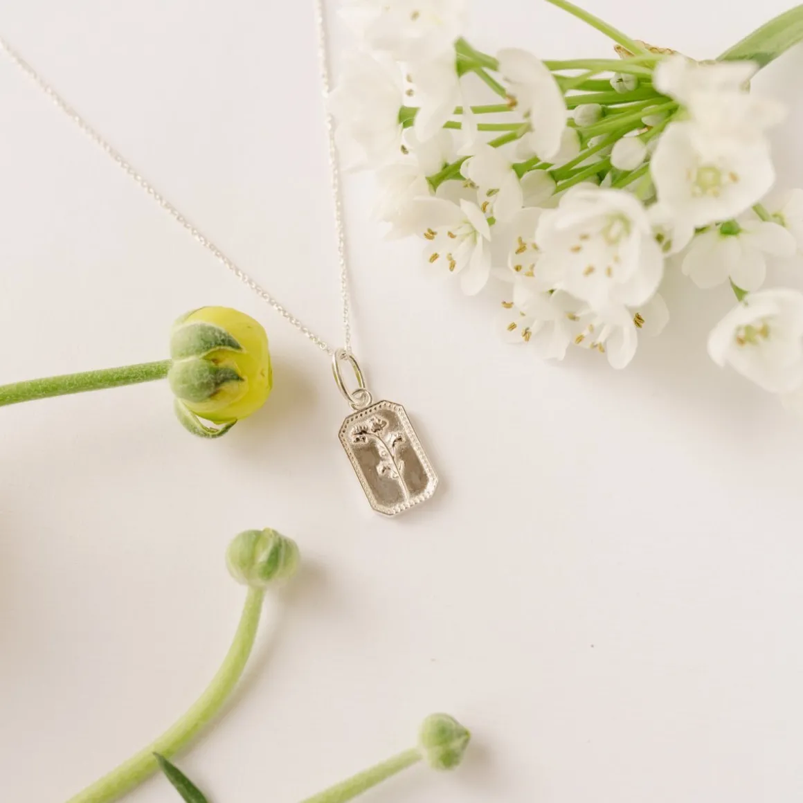 FRAICHE APRIL BIRTH FLOWER NECKLACE - SWEET PEA - SILVER