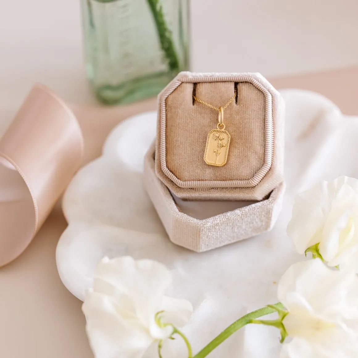 FRAICHE APRIL BIRTH FLOWER NECKLACE - SWEET PEA - GOLD