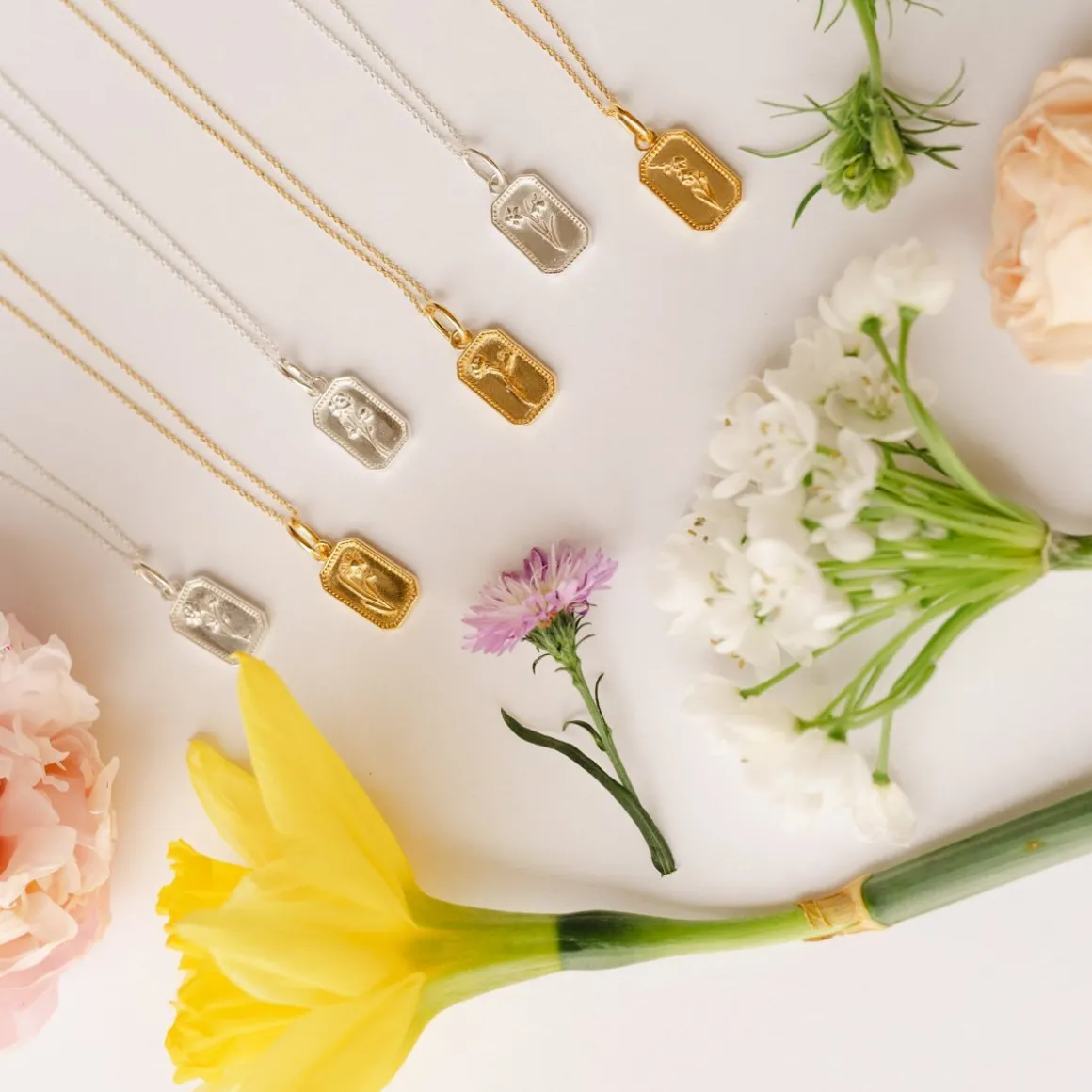 FRAICHE AUGUST BIRTH FLOWER NECKLACE - GLADIOLUS - SILVER