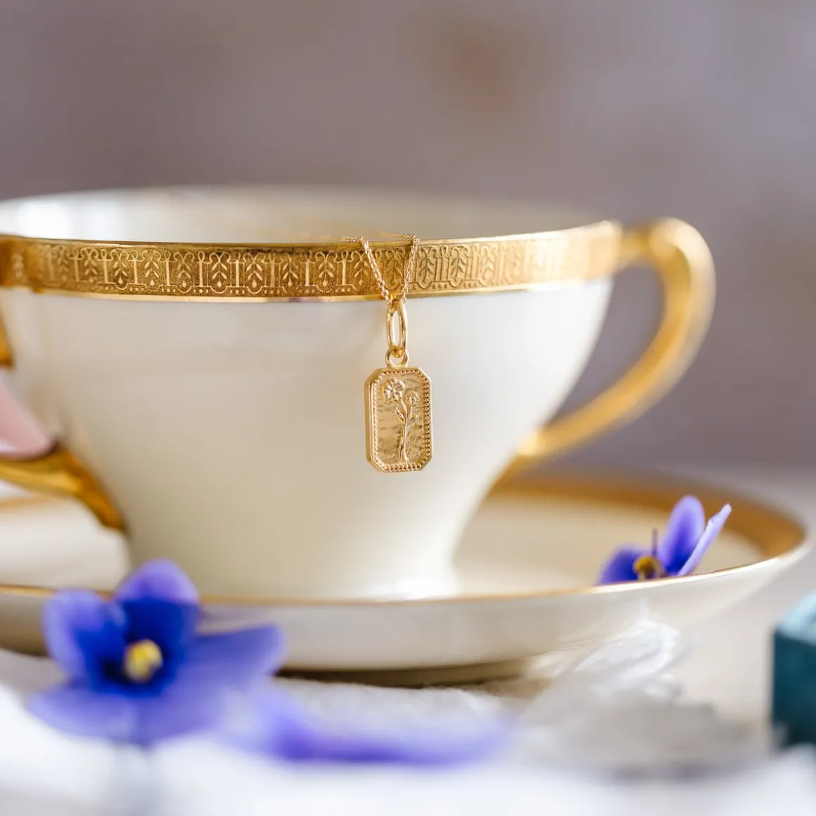 FRAICHE FEBRUARY BIRTH FLOWER NECKLACE - PRIMROSE - GOLD