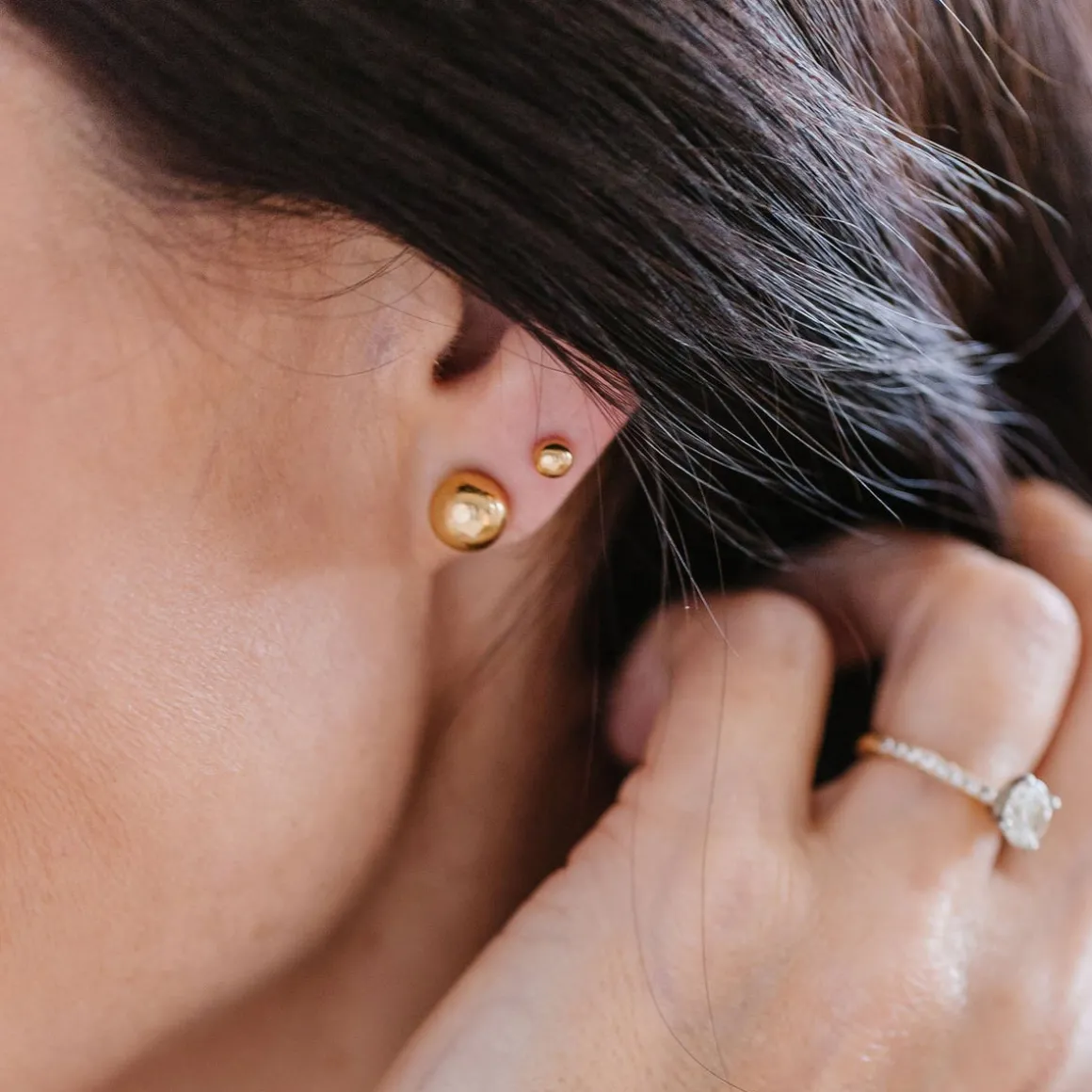FRAICHE GLOBE STUDS - GOLD