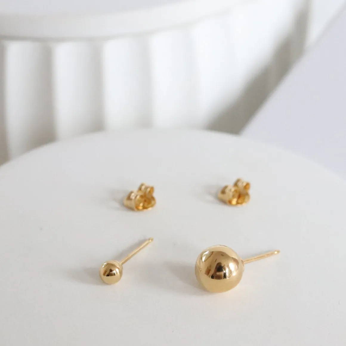 FRAICHE GLOBE STUDS - GOLD
