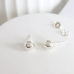 FRAICHE GLOBE STUDS - SILVER