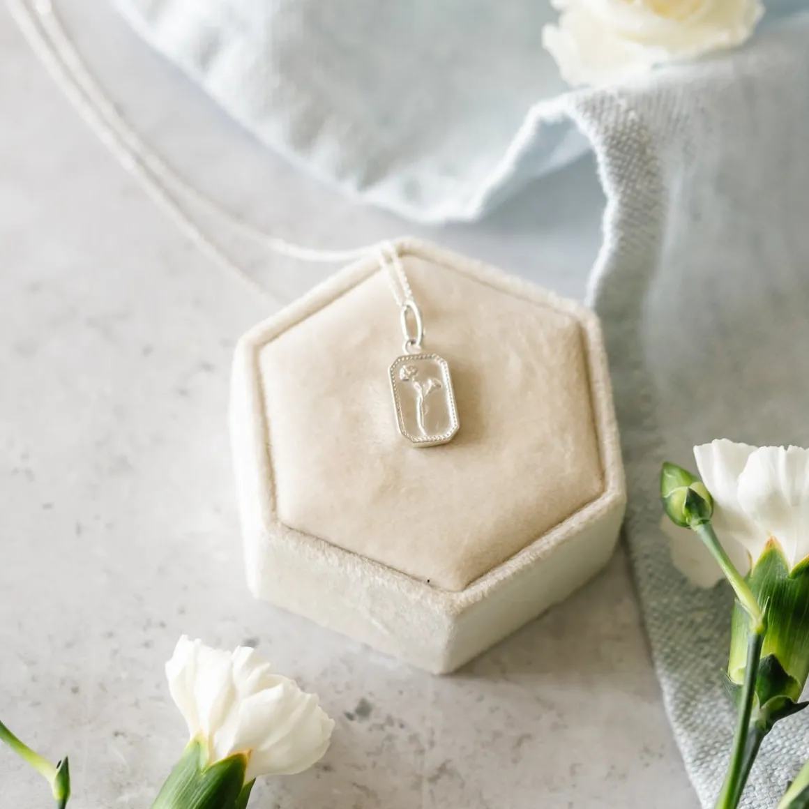 FRAICHE JANUARY BIRTH FLOWER NECKLACE - CARNATION - SILVER