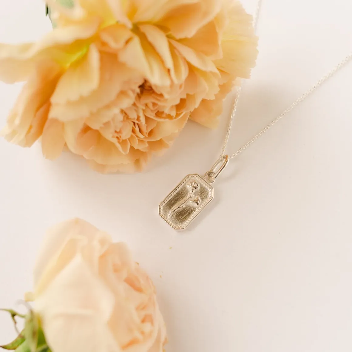 FRAICHE JANUARY BIRTH FLOWER NECKLACE - CARNATION - SILVER