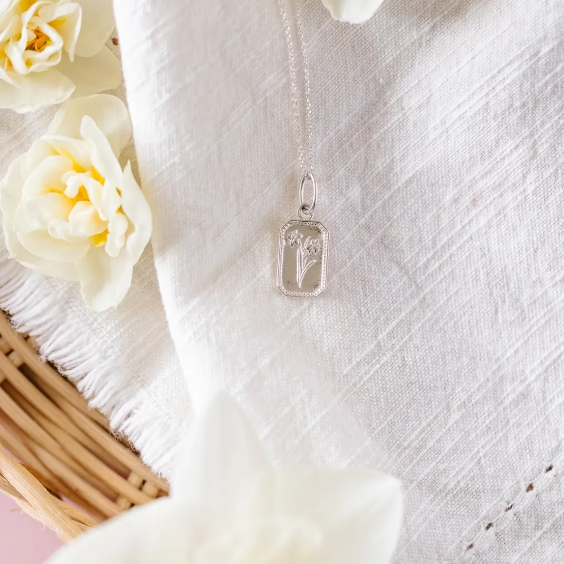 FRAICHE MARCH BIRTH FLOWER NECKLACE - DAFFODIL - SILVER