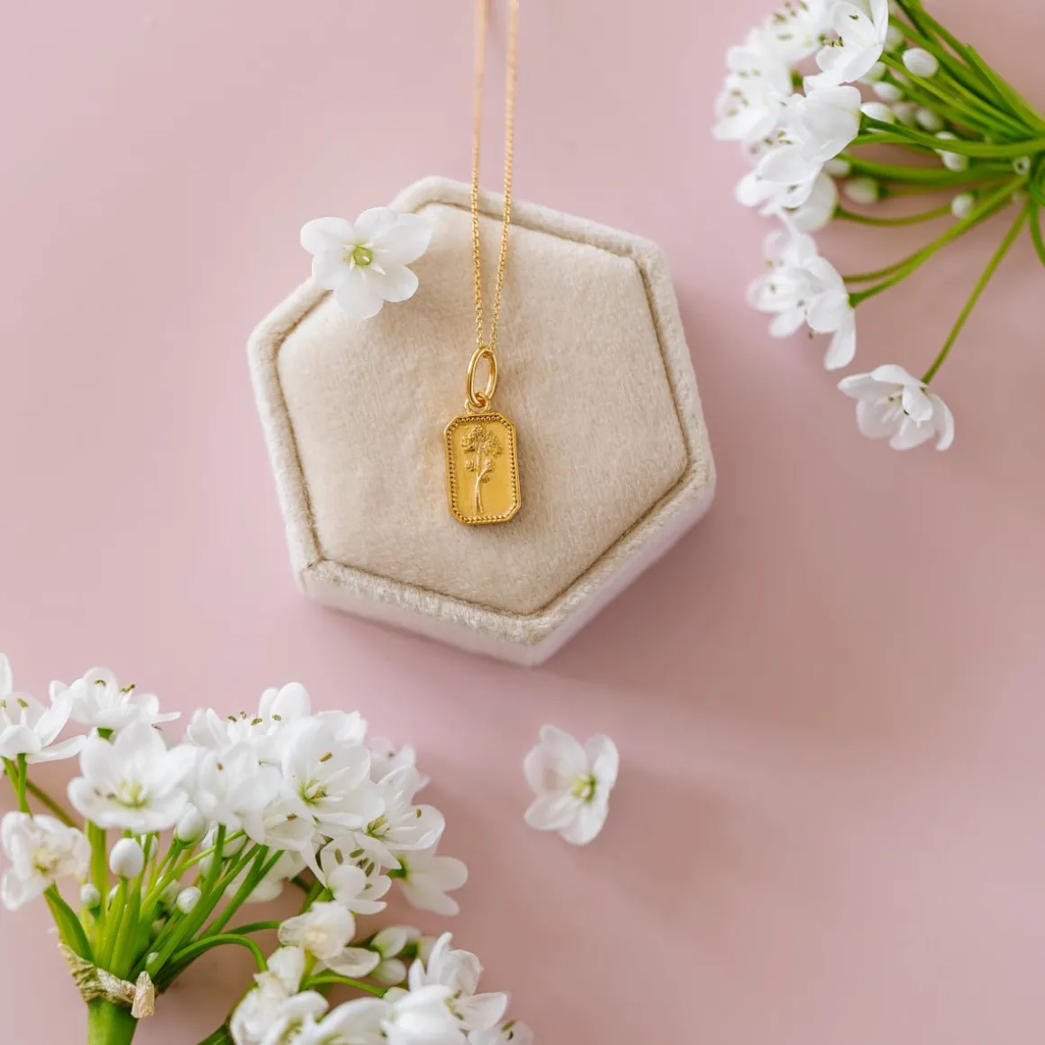 FRAICHE MAY BIRTH FLOWER NECKLACE - HAWTHORNE - GOLD