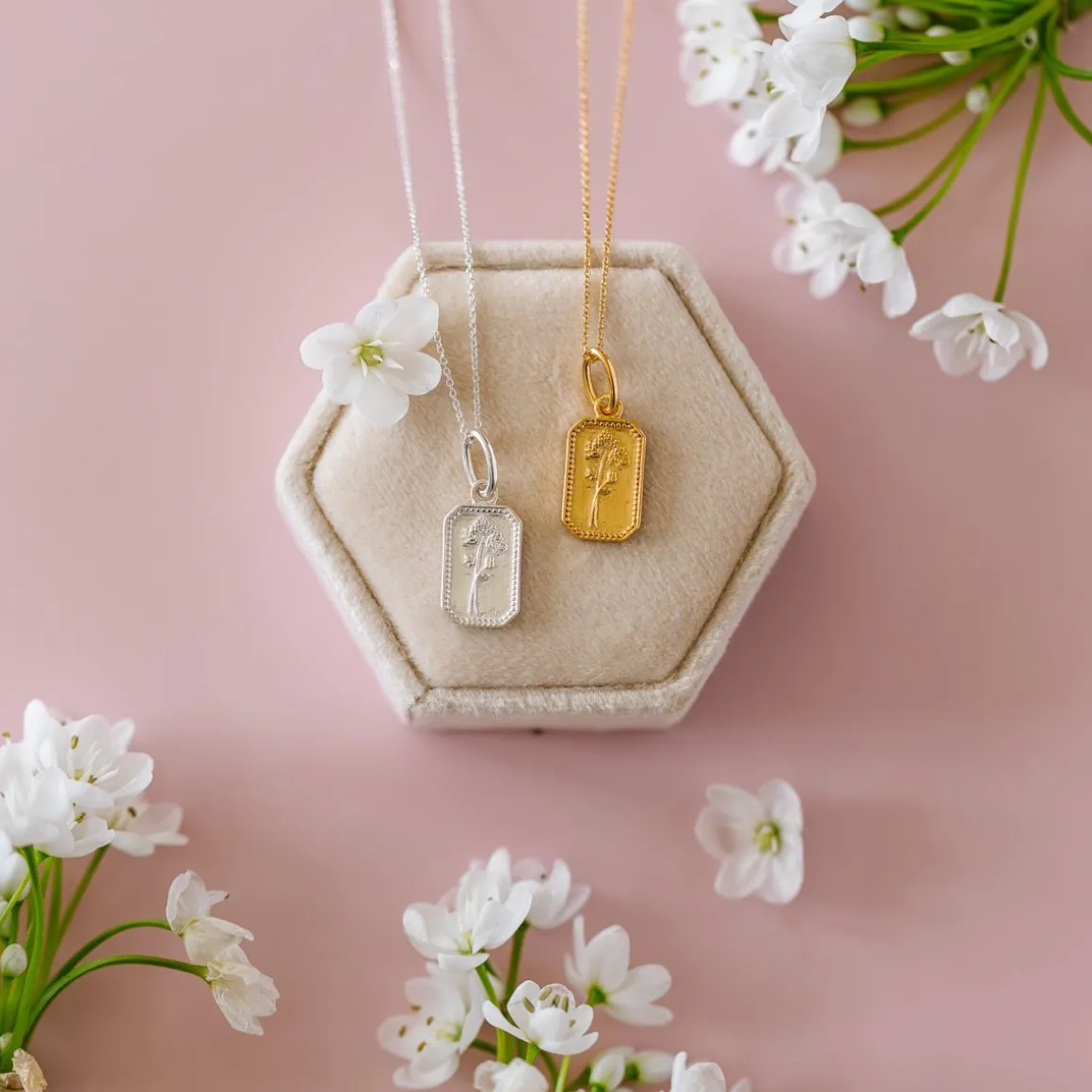 FRAICHE MAY BIRTH FLOWER NECKLACE - HAWTHORNE - GOLD
