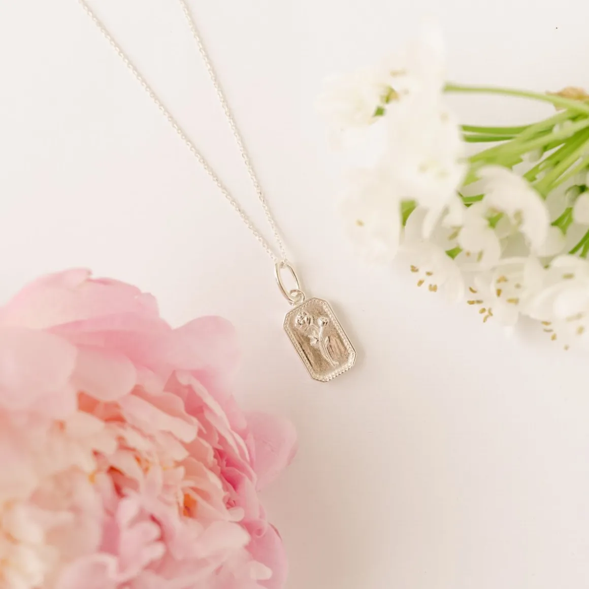 FRAICHE NOVEMBER BIRTH FLOWER NECKLACE - PEONY - SILVER