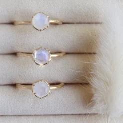 GRACE RING RAINBOW MOONSTONE & GOLD