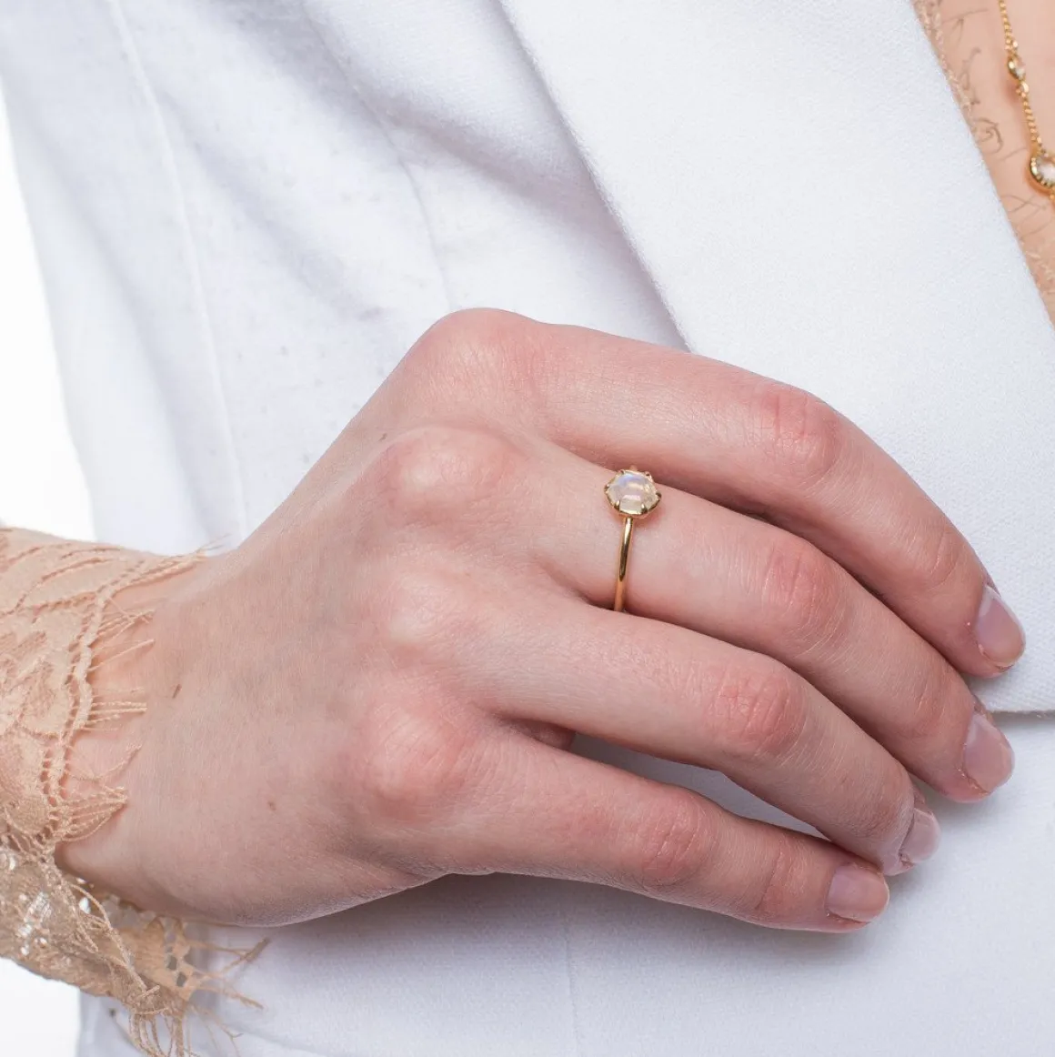 GRACE RING RAINBOW MOONSTONE & GOLD