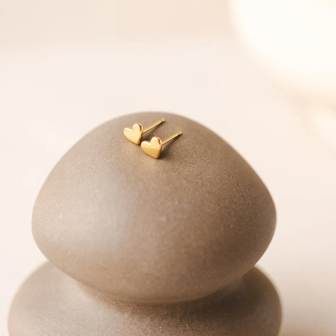 14K SOLID GOLD - TINY POISE HEART STUDS