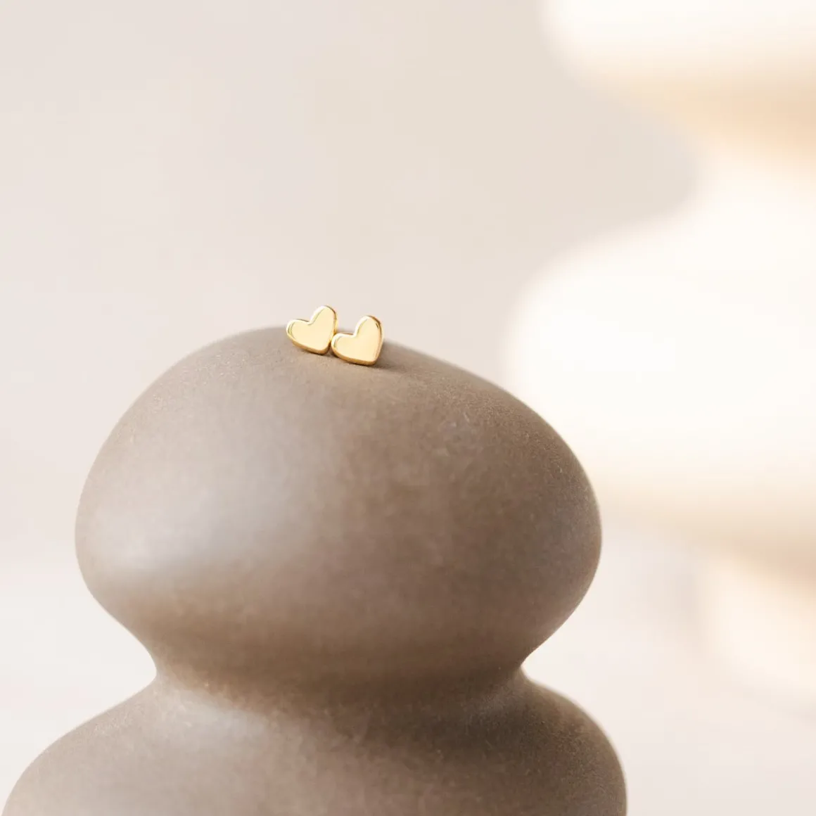 14K SOLID GOLD - TINY POISE HEART STUDS