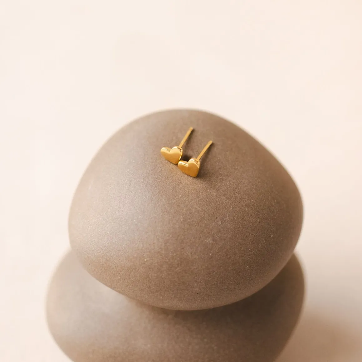 14K SOLID GOLD - TINY POISE HEART STUDS
