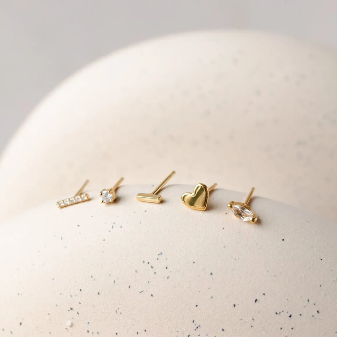 14K SOLID GOLD - TINY POISE HEART STUDS
