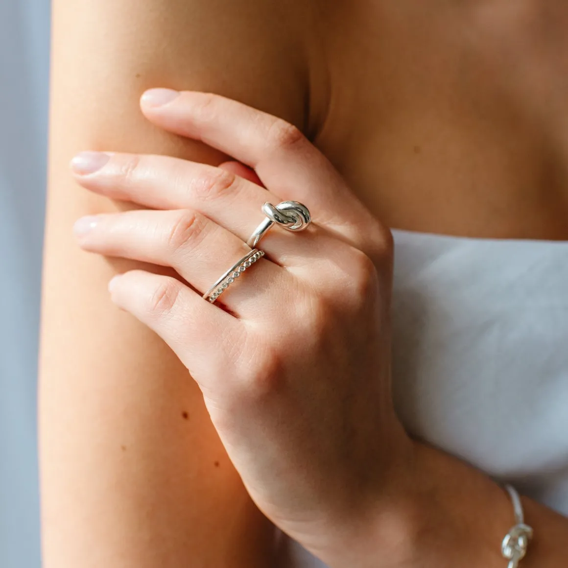 POISE KNOT COCKTAIL RING - SILVER