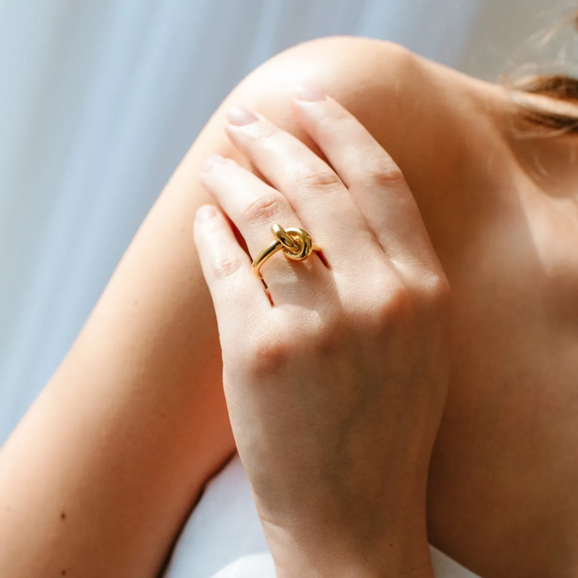 POISE KNOT COCKTAIL RING - GOLD