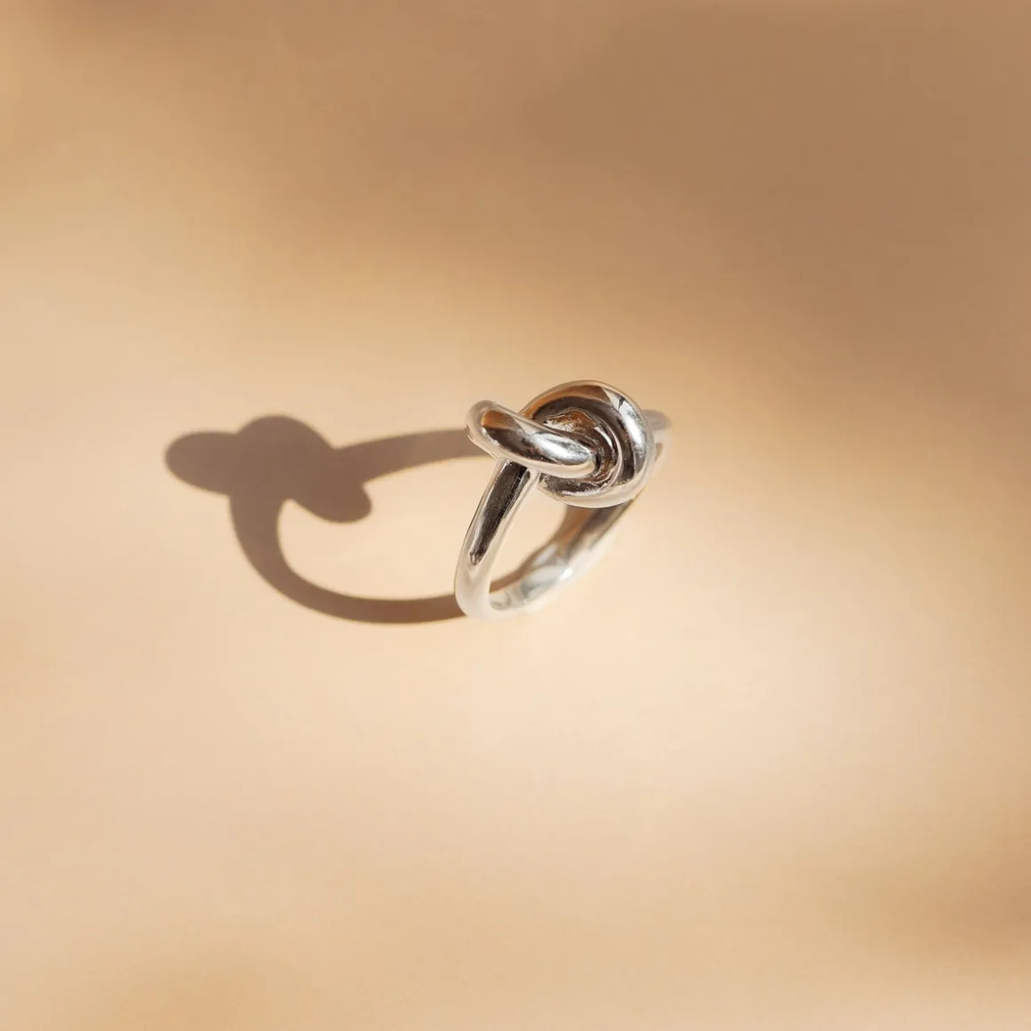 POISE KNOT COCKTAIL RING - SILVER