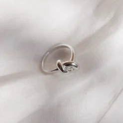 POISE KNOT COCKTAIL RING - SILVER