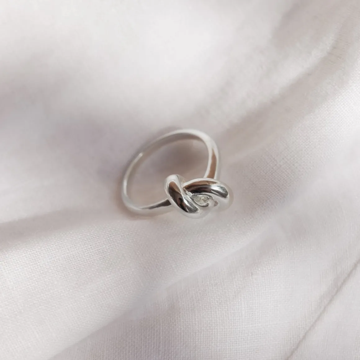 POISE KNOT COCKTAIL RING - SILVER