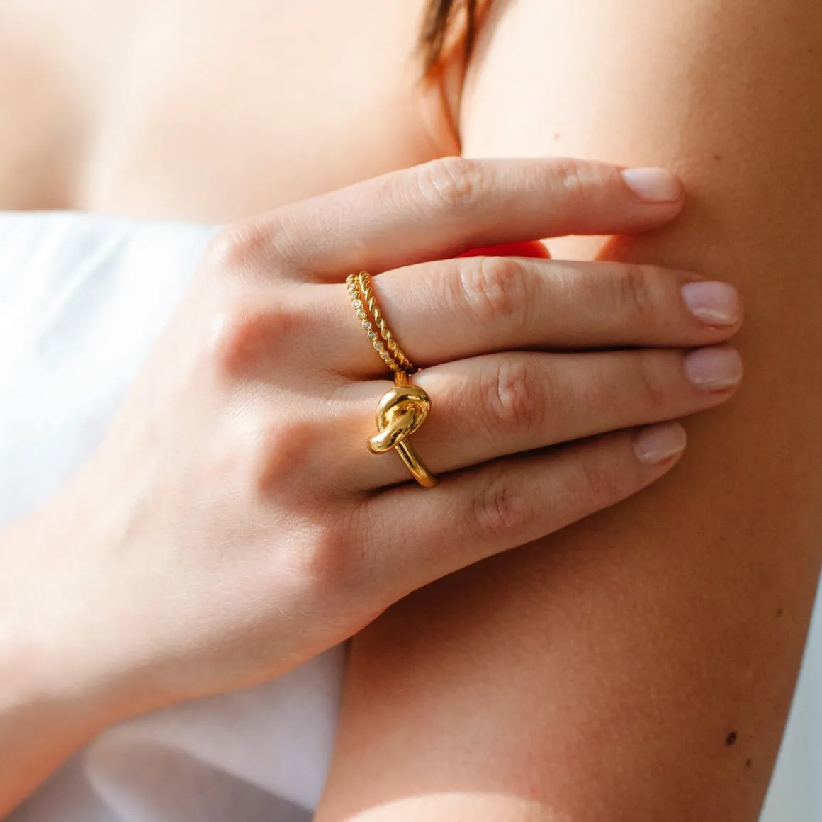 POISE KNOT COCKTAIL RING - GOLD