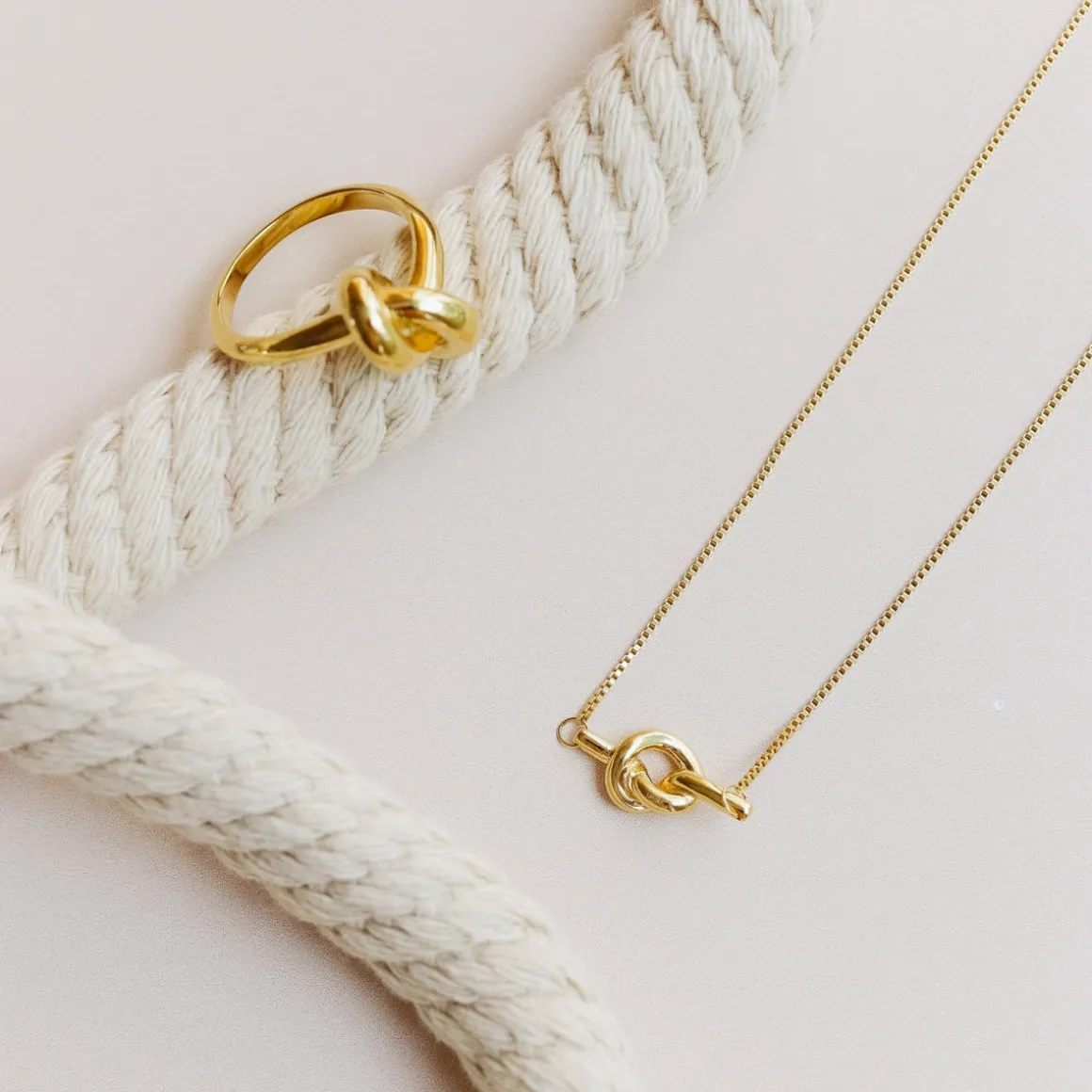 POISE KNOT COCKTAIL RING - GOLD