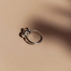 POISE KNOT COCKTAIL RING - SILVER