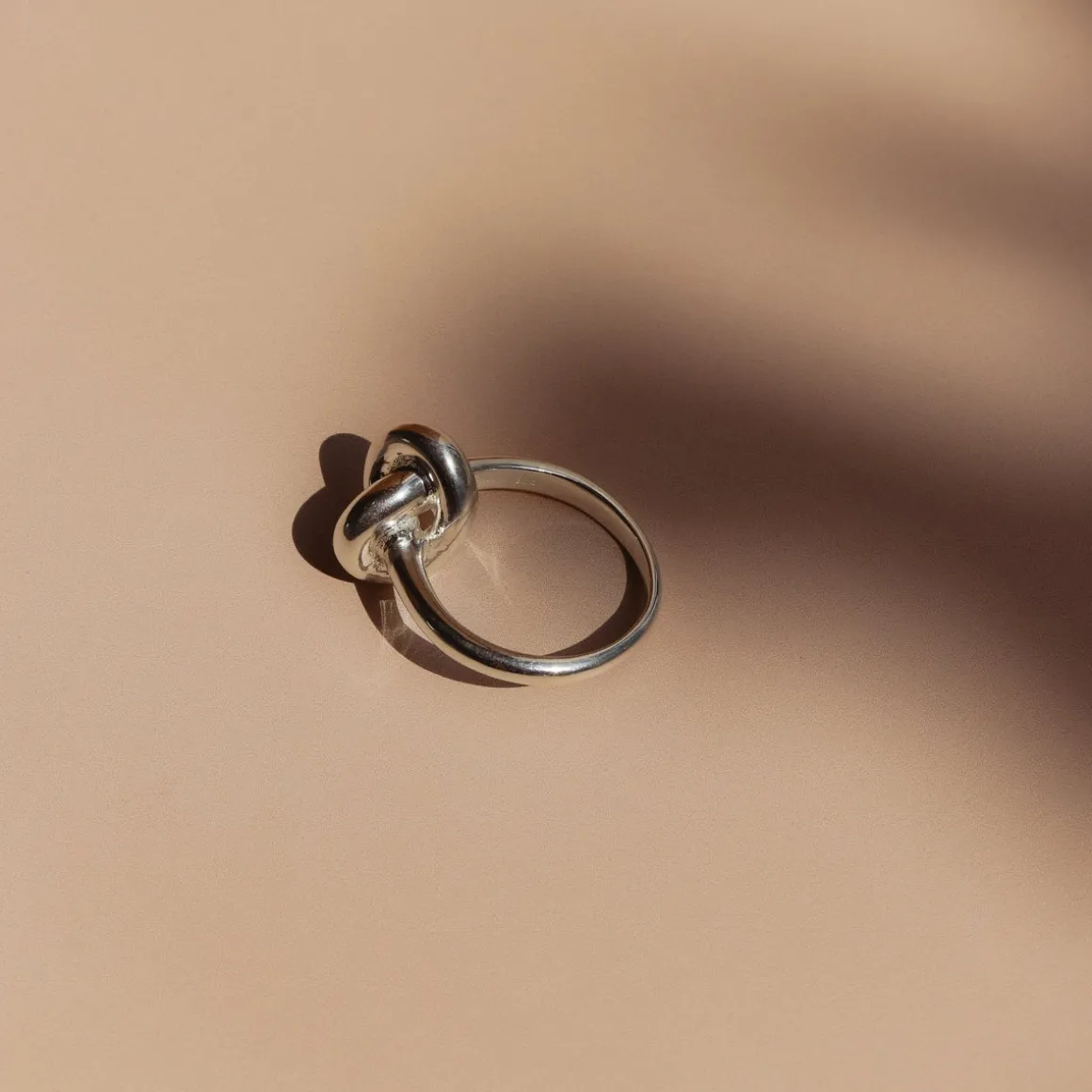 POISE KNOT COCKTAIL RING - SILVER