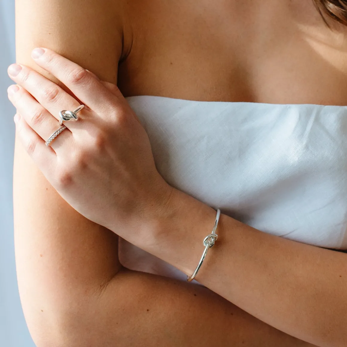 POISE KNOT COCKTAIL RING - SILVER