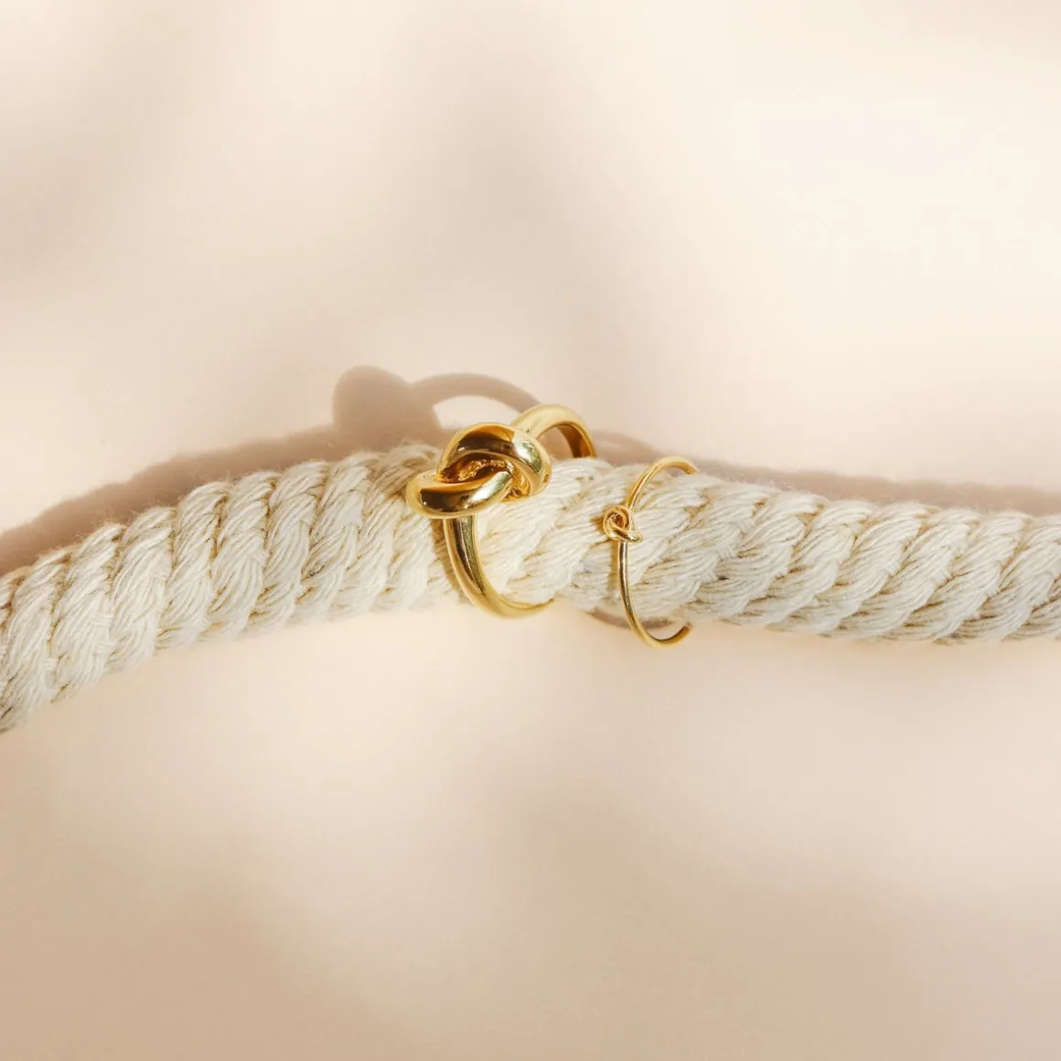 POISE KNOT COCKTAIL RING - GOLD
