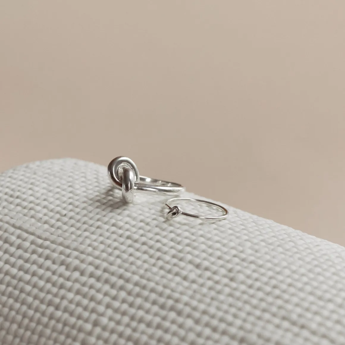 POISE KNOT COCKTAIL RING - SILVER
