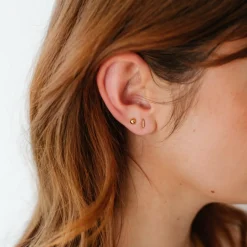 TINY POISE BAR STUDS - GOLD