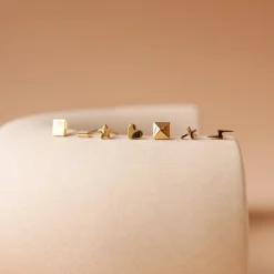 TINY POISE BAR STUDS - GOLD