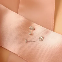 TINY POISE BAR STUDS - SILVER