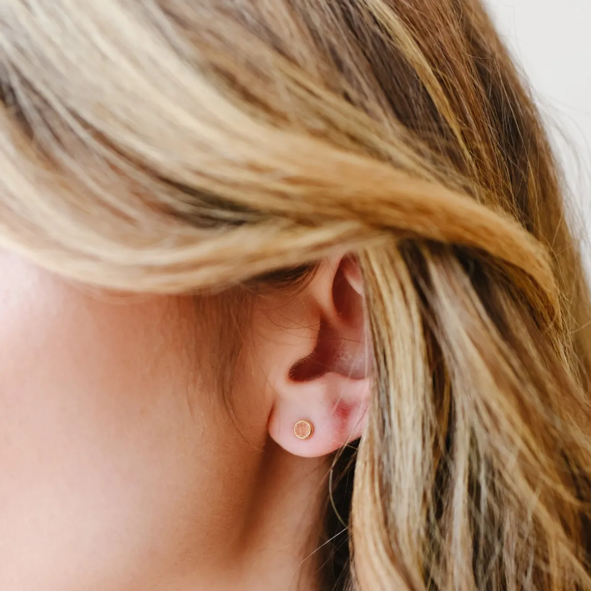 TINY PROTECT STUD EARRINGS - PINK QUARTZ & GOLD